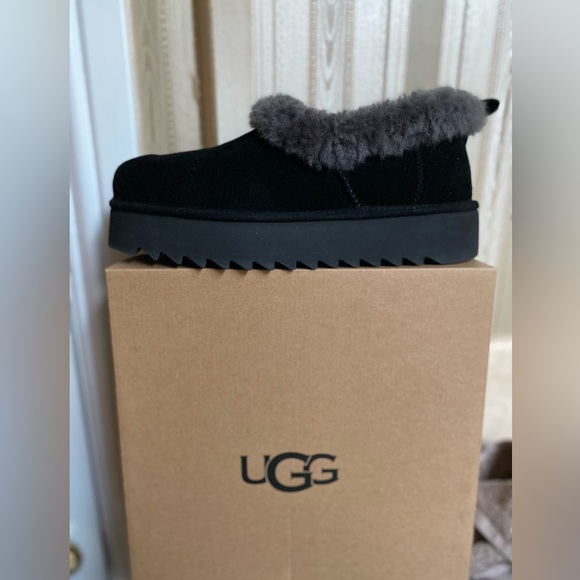 UGG Shoes - Nita Genuine Shearling Slipper (Women)
Size 10